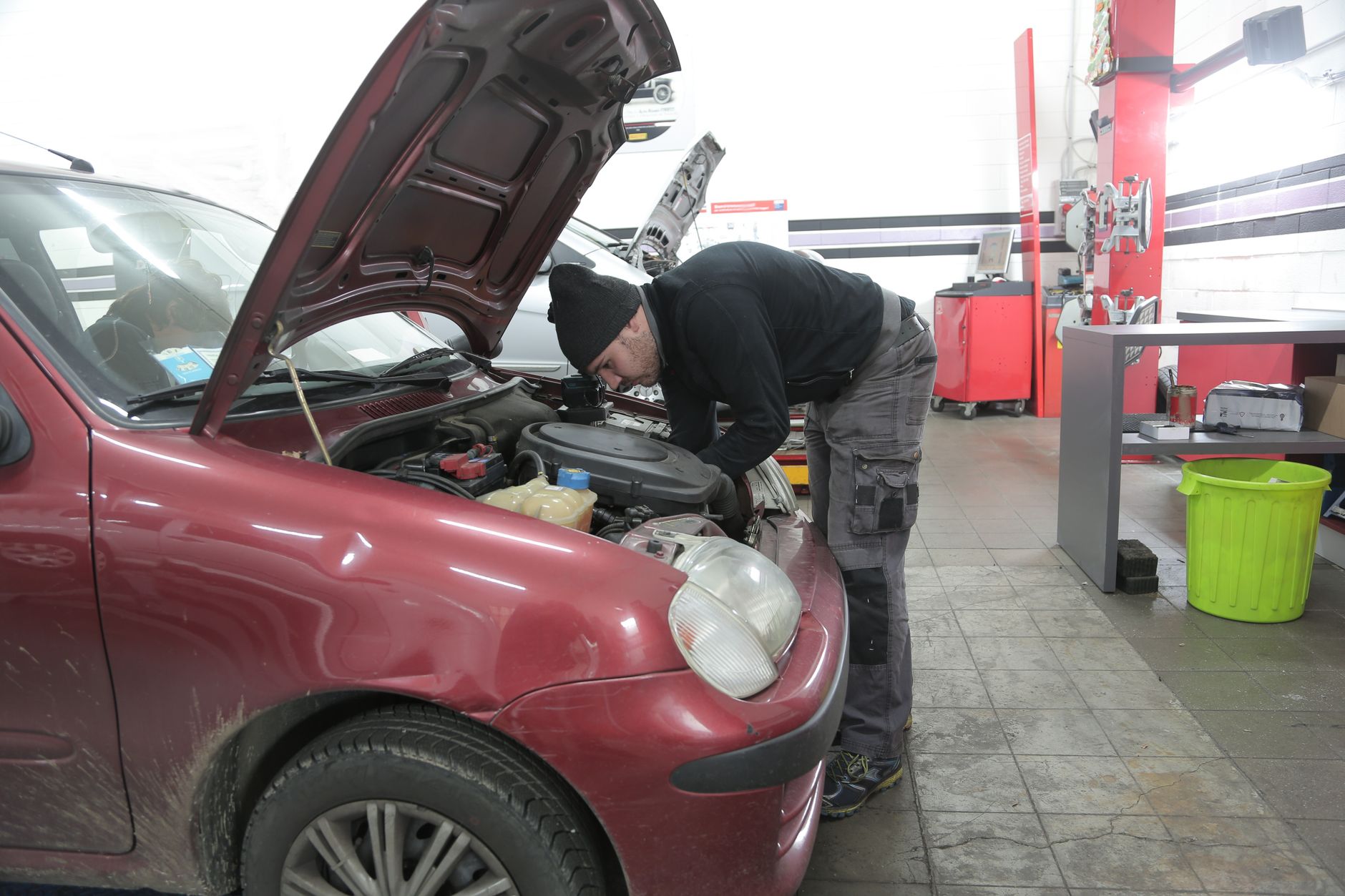 Réparation voiture équipe à Saint-Denis